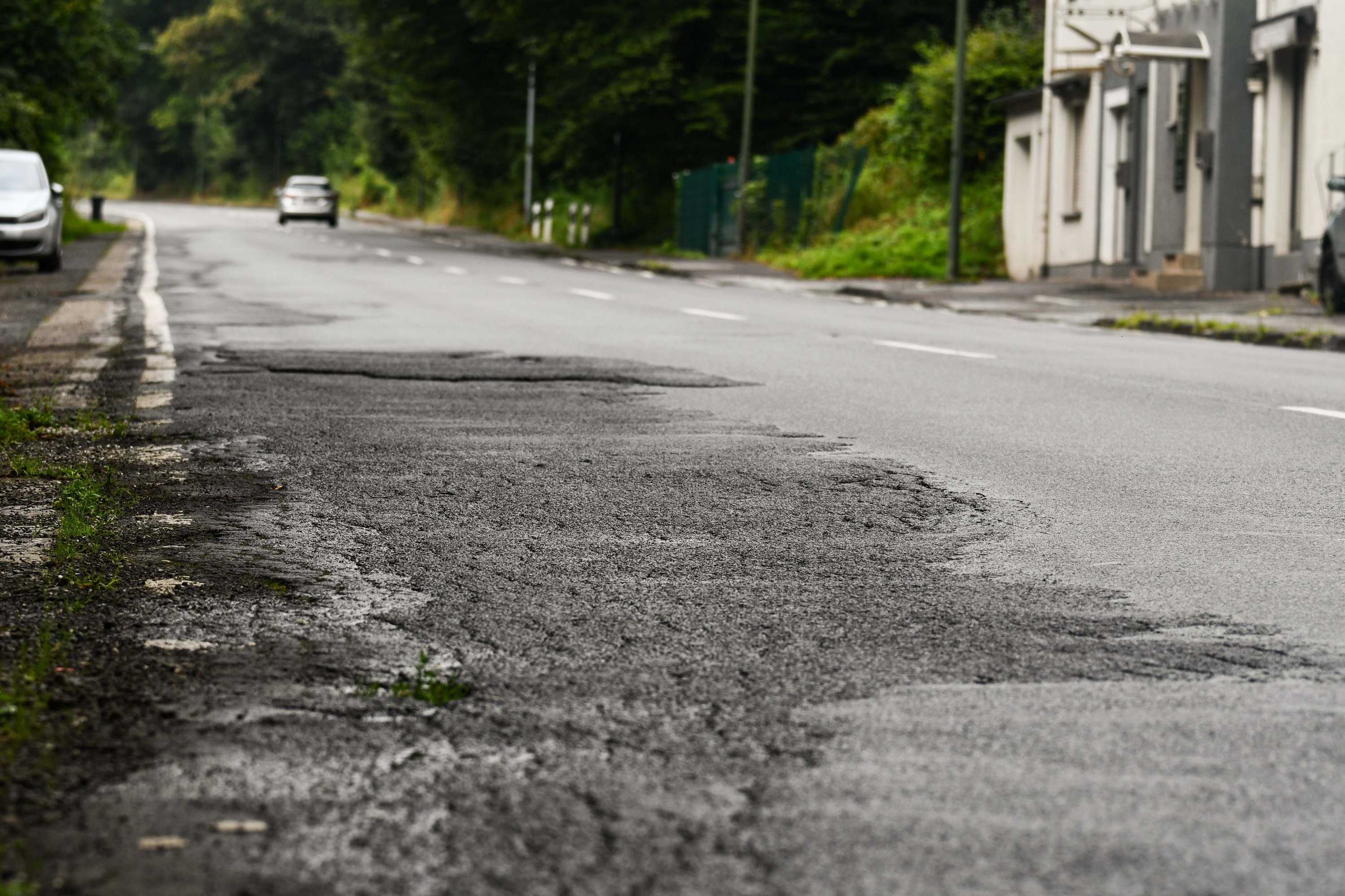 Die Altenaer Straße (L530) weist an zahlreichen Stellen - hier im Bereich der Einmündung zur Rathmecke - schwere Schäden auf.