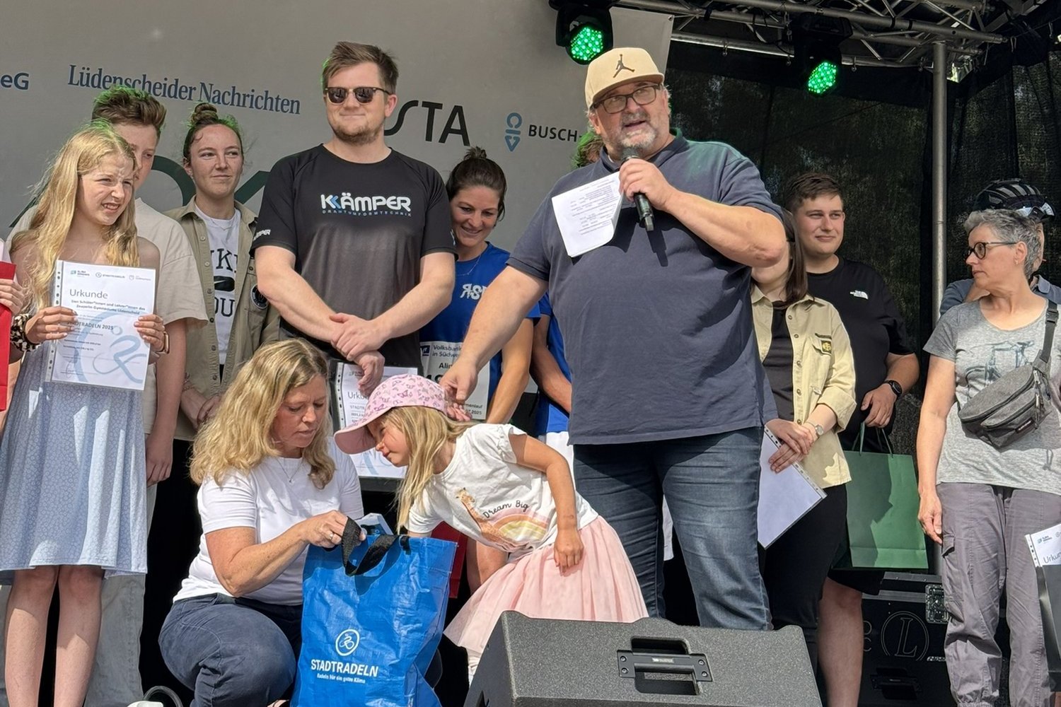 Erfolgreichste Stadtradeln-Teilnehmer bei der Siegerehrung auf der Bühne