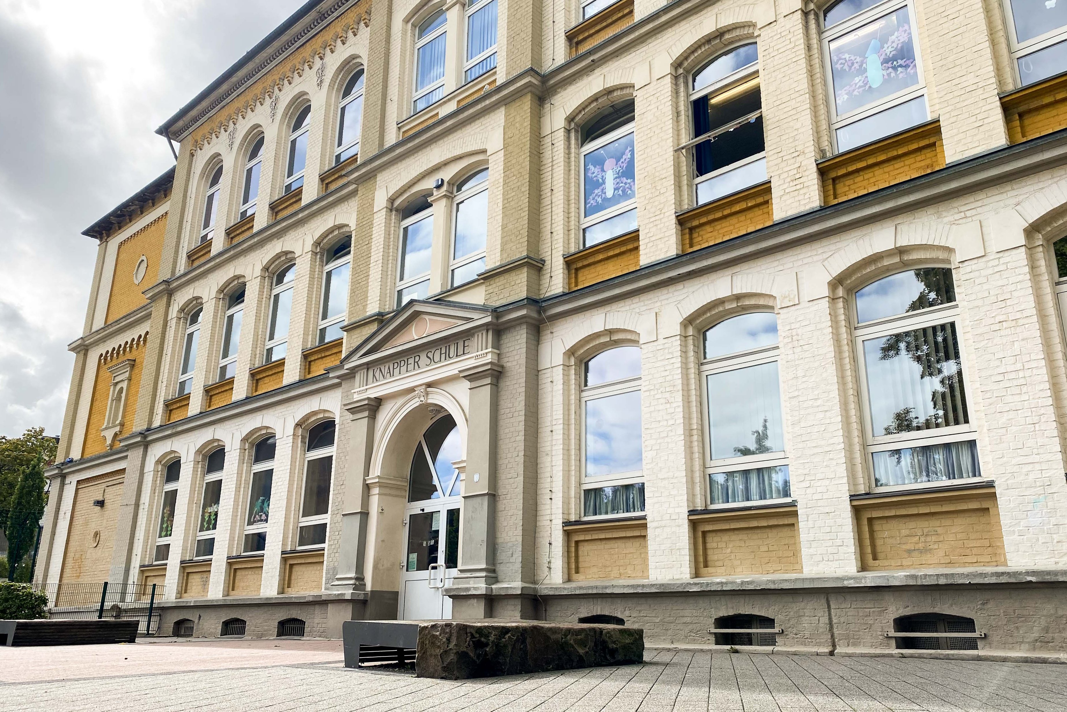 Die Vorderseite der Knapper Schule.