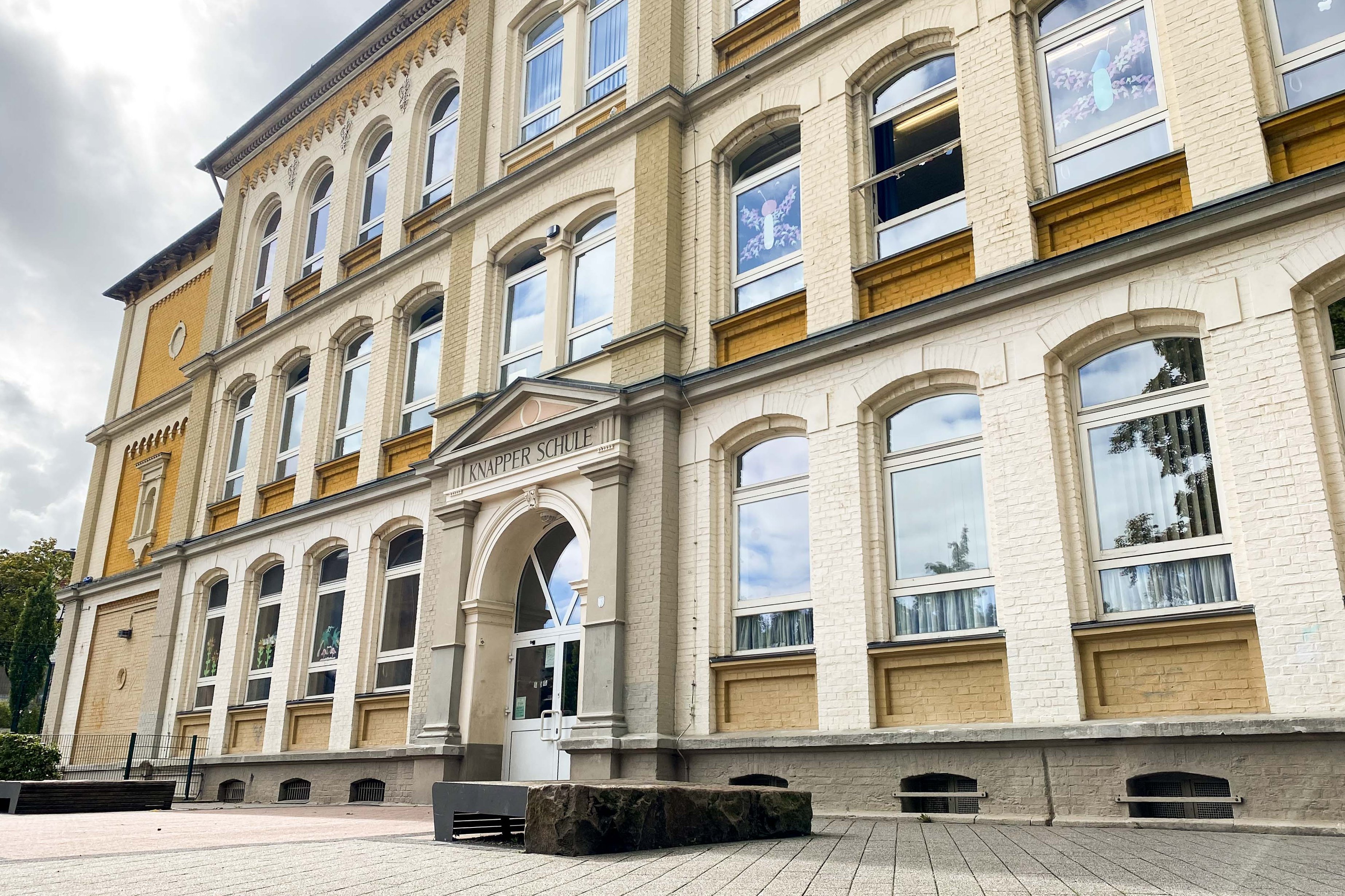 Die Vorderseite der Knapper Schule.