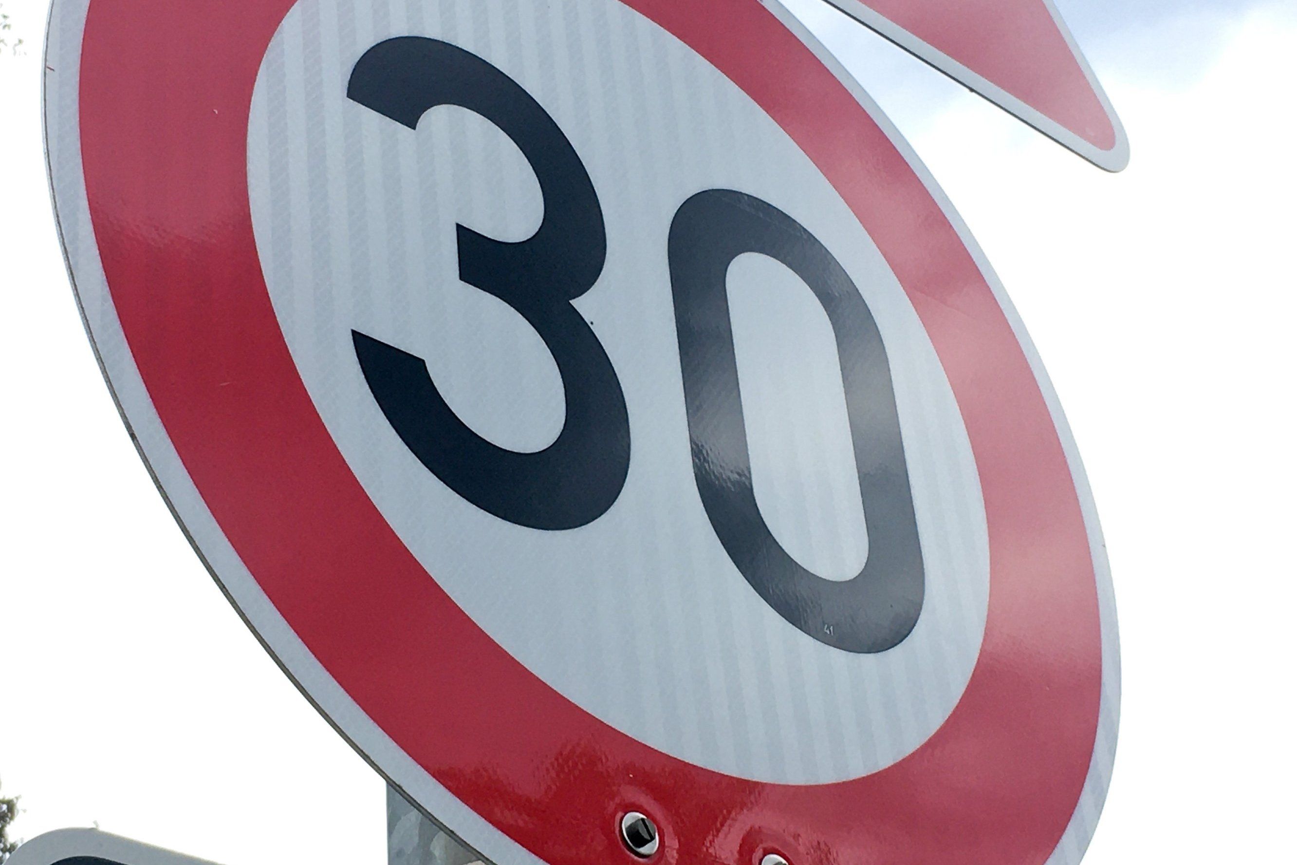 Ein Schild, das "Tempo 30" anzeigt.