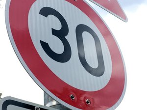 Ein Schild, das "Tempo 30" anzeigt.