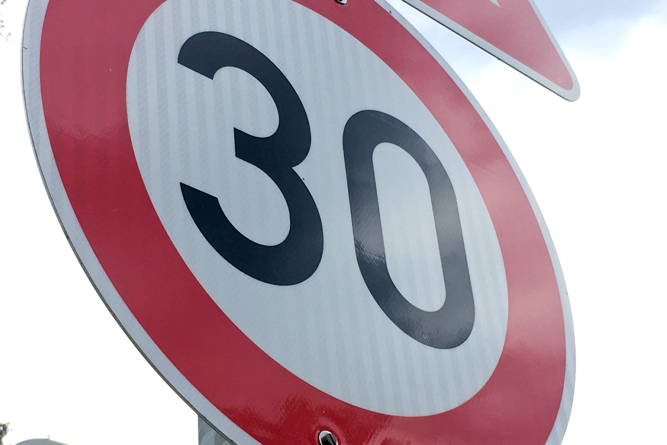 Ein Schild, das "Tempo 30" anzeigt.