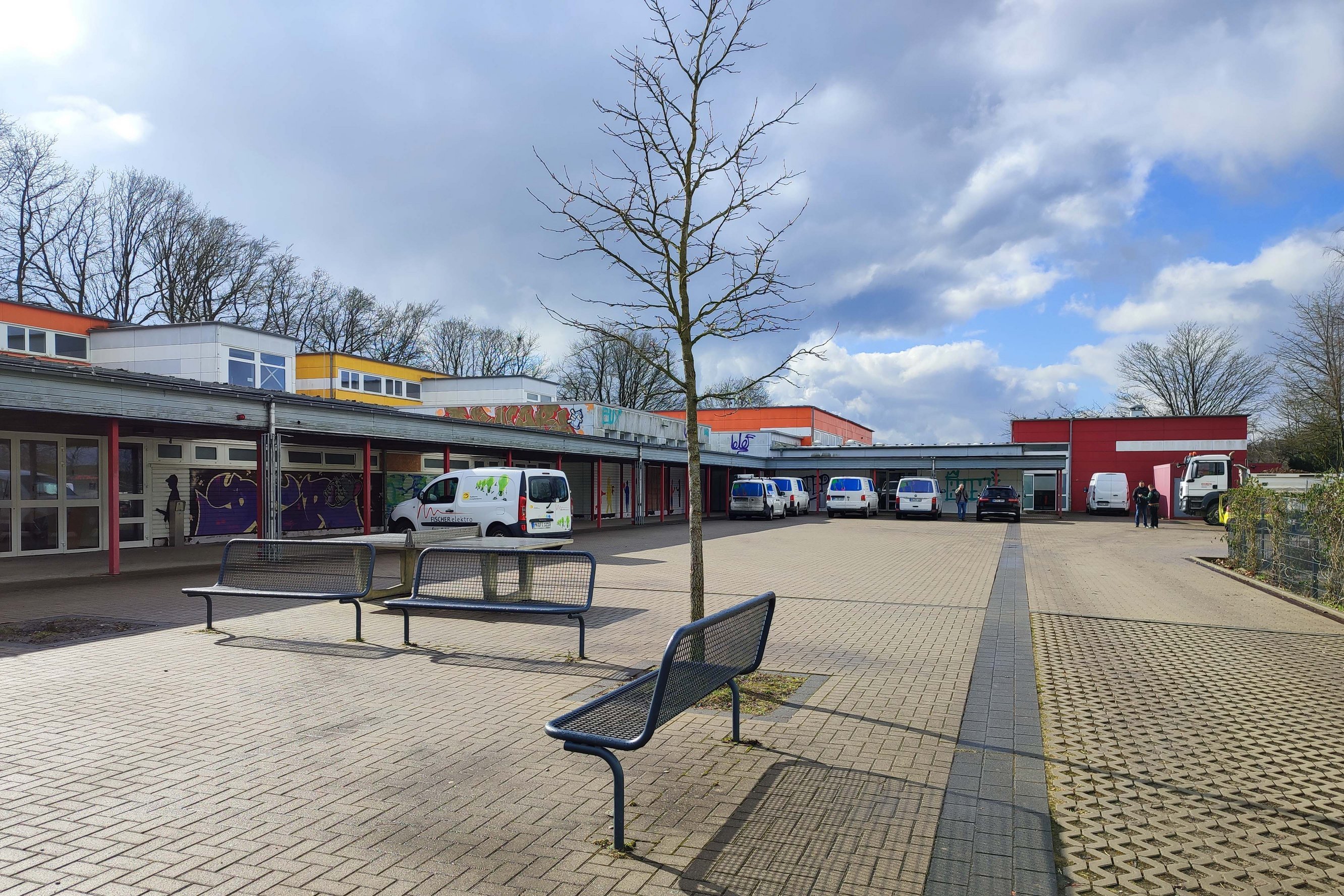 Schulhof der Grundschule Lösenbach vor dem Abriss