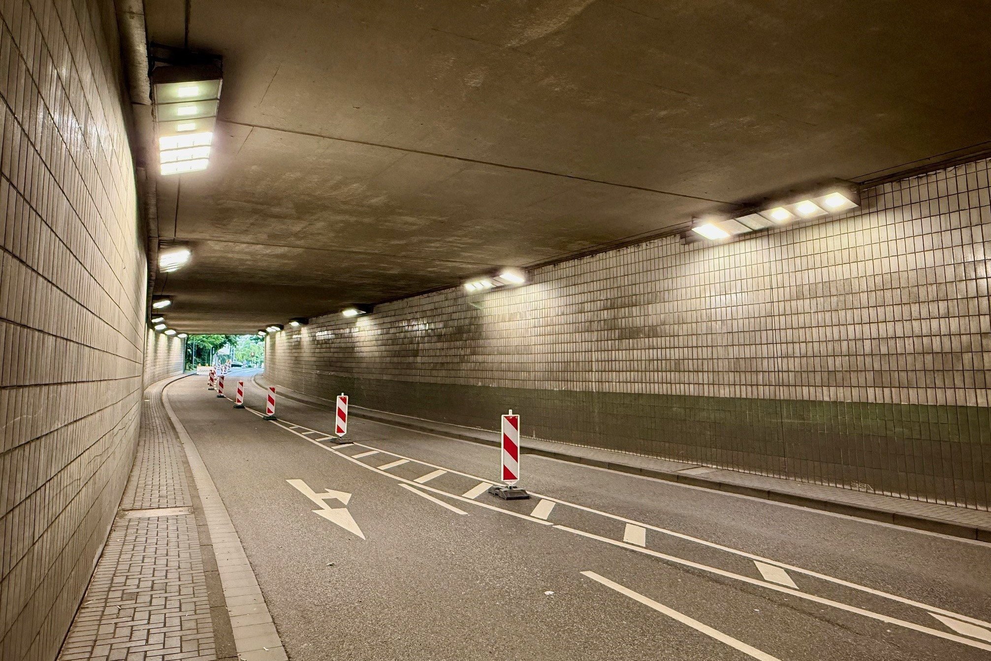 Blick in den Oberstadttunnel, der halbseitig gesperrt ist. 