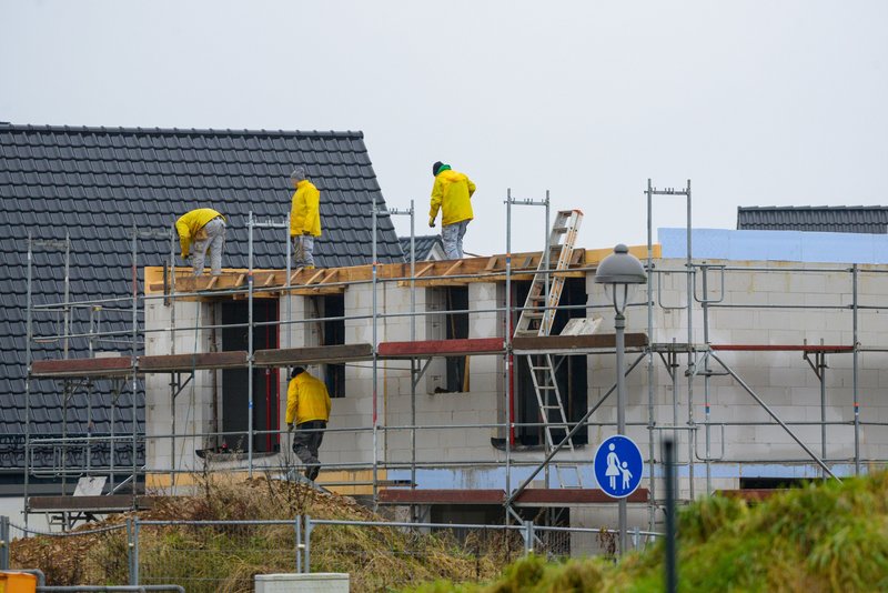 Handwerker arbeiten an einem Hausneubau