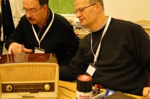 Zwei Männer reparieren ein Röhrenradio im Reparaturcafé der Stadtbücherei