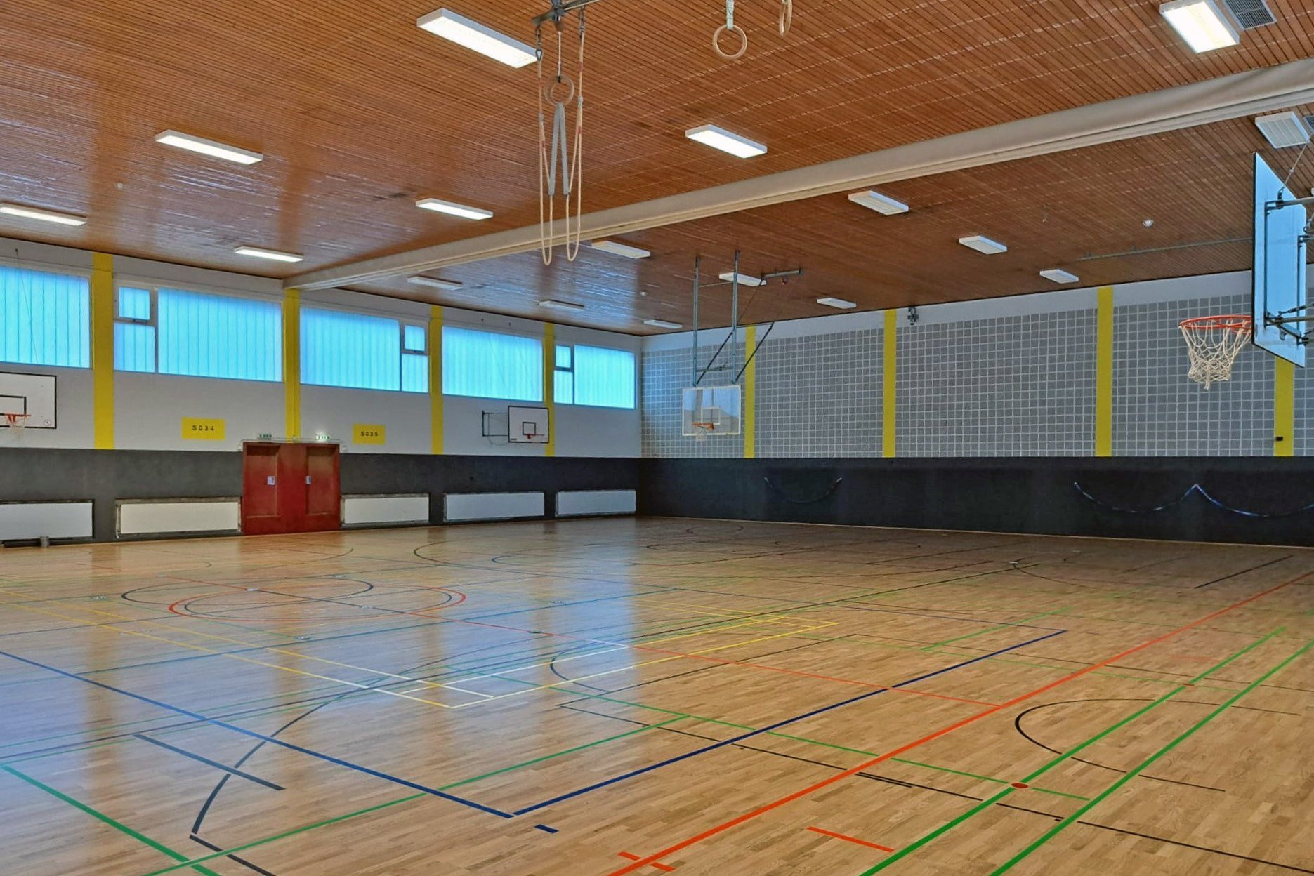 Der Innenraum der Sporthalle des Zeppelingymnasiums.