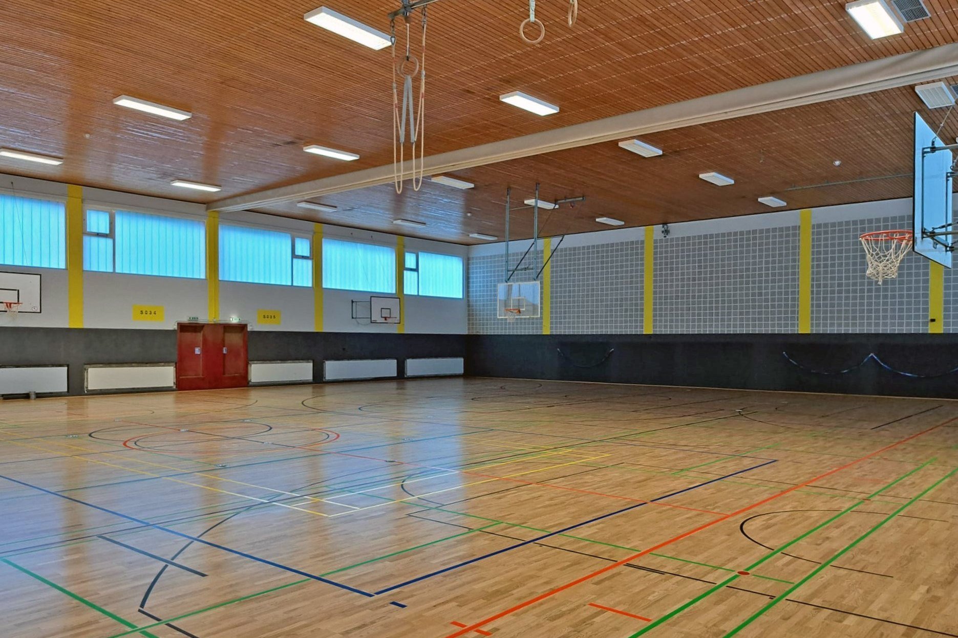 Der Innenraum der Sporthalle des Zeppelingymnasiums.