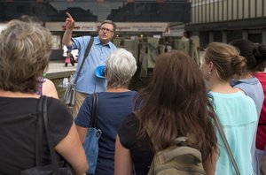 Stadtführer spricht vor einer Gruppe Menschen