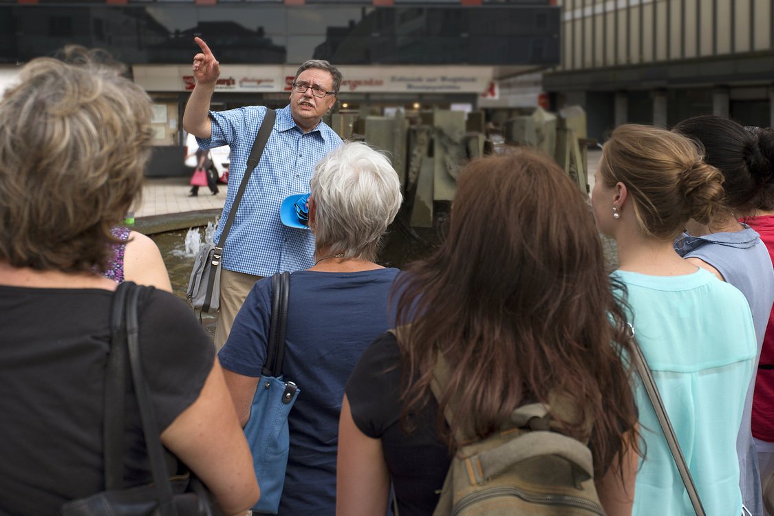 Stadtführer spricht vor einer Gruppe Menschen