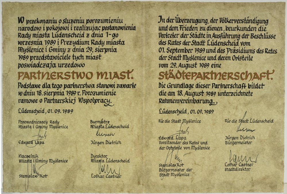 Das Foto zeigt die Urkunde zur Begründung der Städtepartnerschaft zwischen Myslenice und Lüdenscheid.