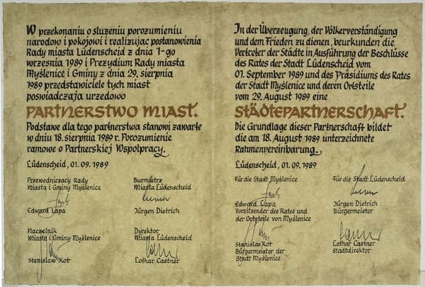 Das Foto zeigt die Urkunde zur Begründung der Städtepartnerschaft zwischen Myslenice und Lüdenscheid.