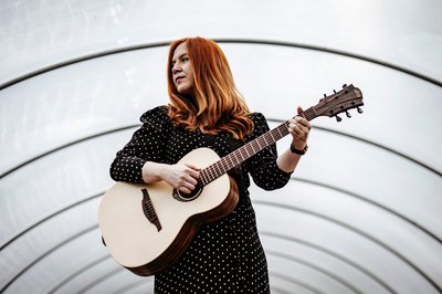 Marie-Luise Gunst mit ihrer Gitarre