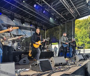 Die Band Zoff auf der Bühne beim Bürgerfest auf der A45