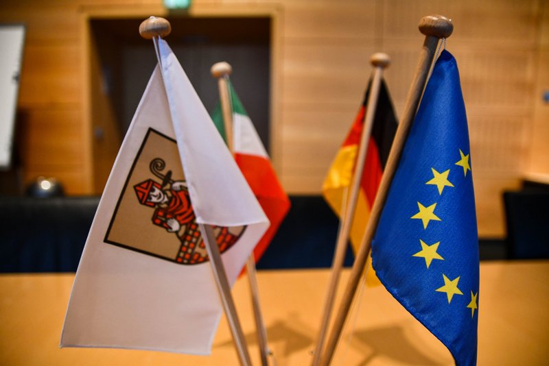 Verschiedene Flaggen auf einem Tisch im Ratssaal