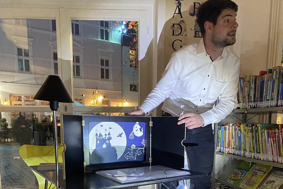 Ein Mitarbeiter der Stadtbücherei beim Erzähltheater für Kinder