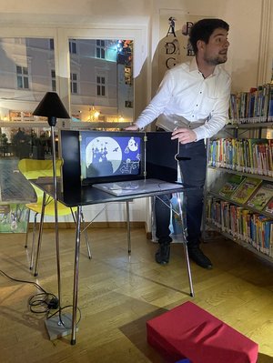 Ein Mitarbeiter der Stadtbücherei beim Erzähltheater für Kinder