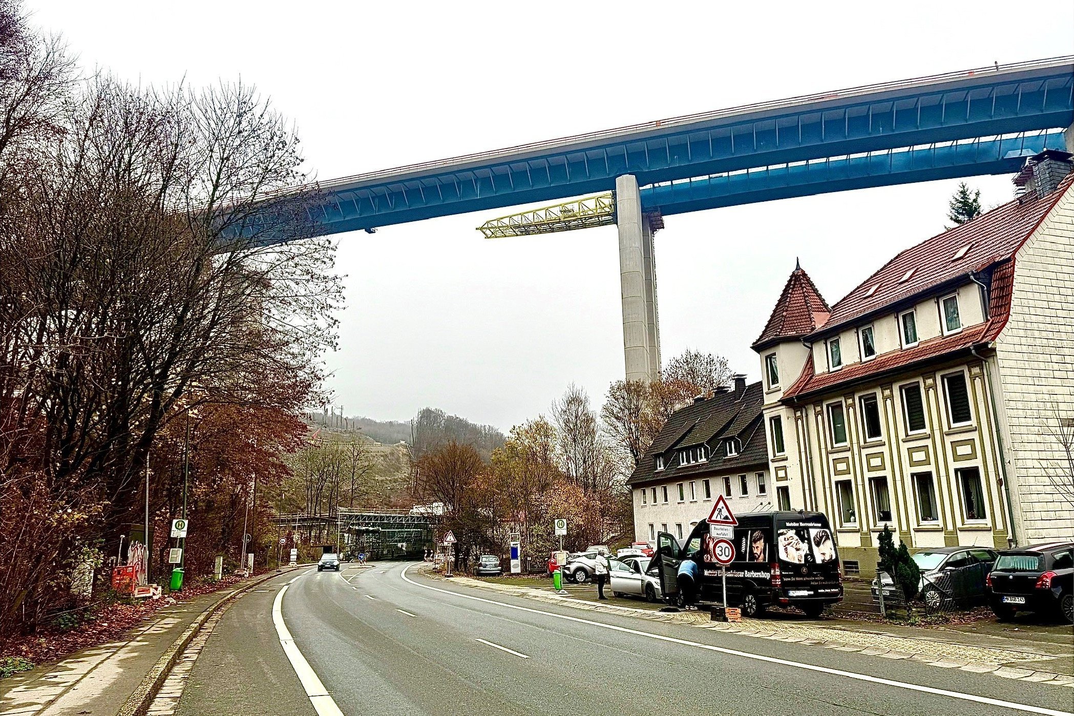 Die Talbrücke Rahmede von der Altenaer Straße aus gesehen.