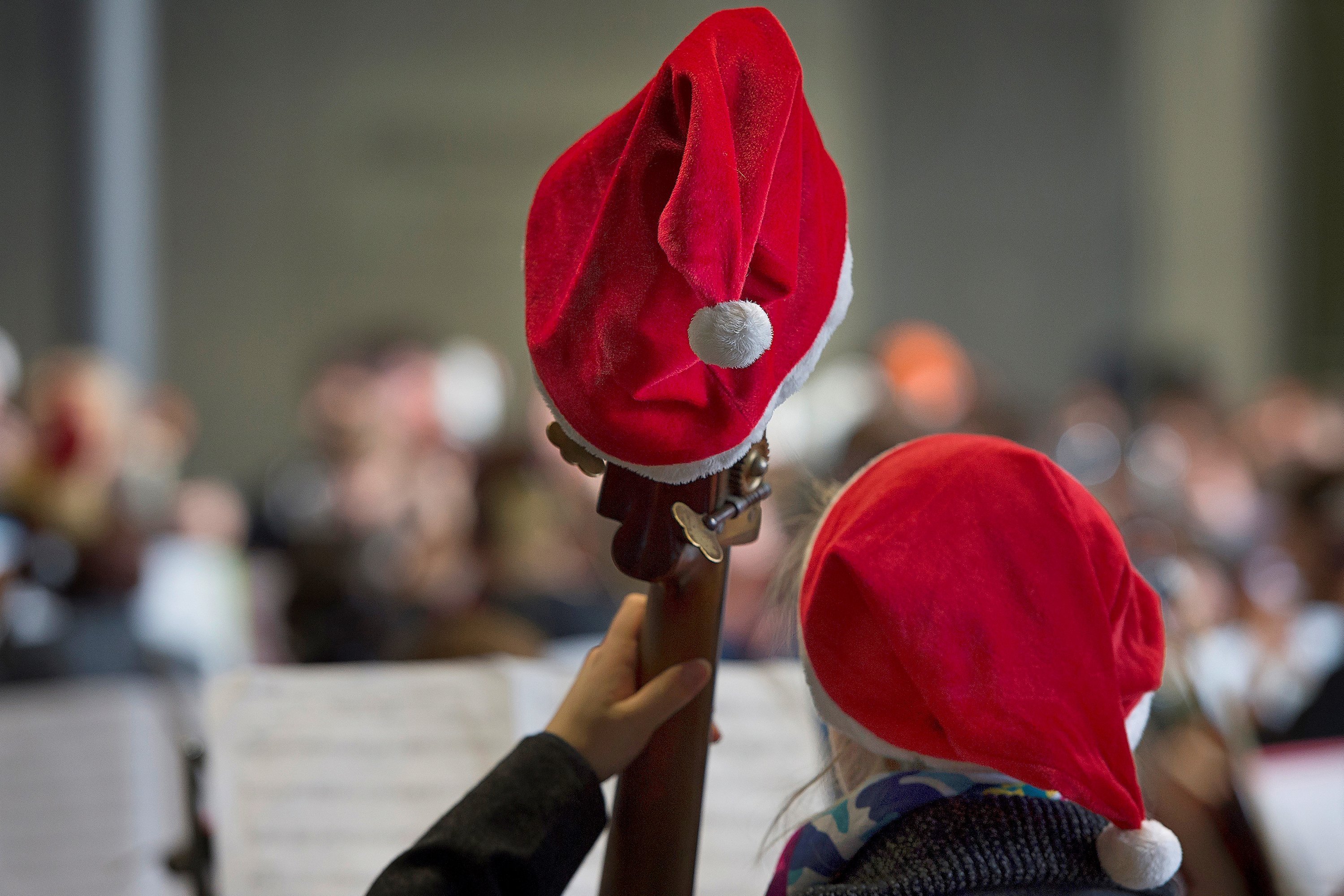 Musikerin und Instrument mit Nikolausmütze