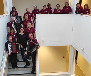 Das Akkordeonorchester im Treppenhaus im Musikschulneubau