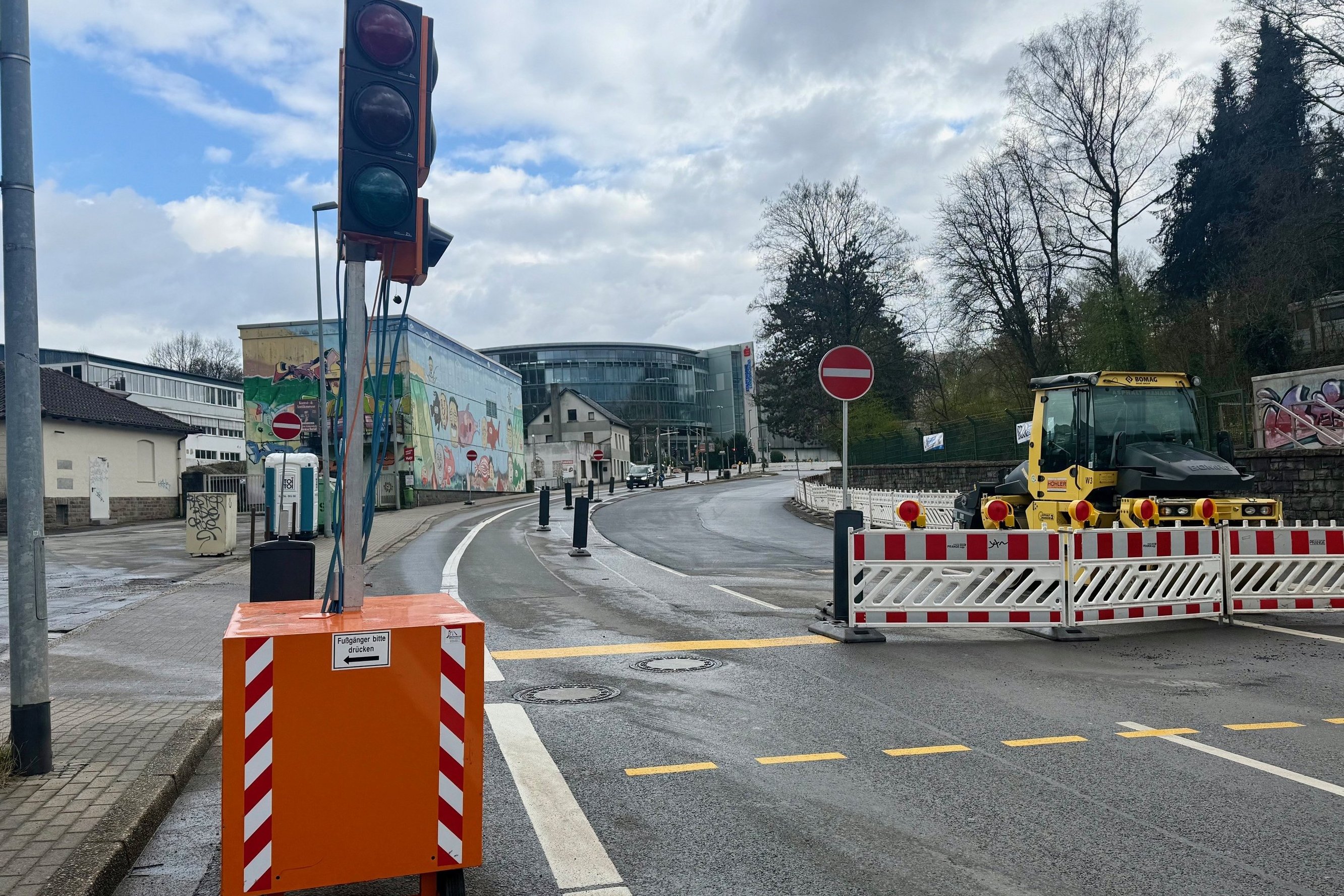 Baustelle mit mobiler Ampelanlage und halbseitig gesperrter Fahrbahn am Lennkreuz. 