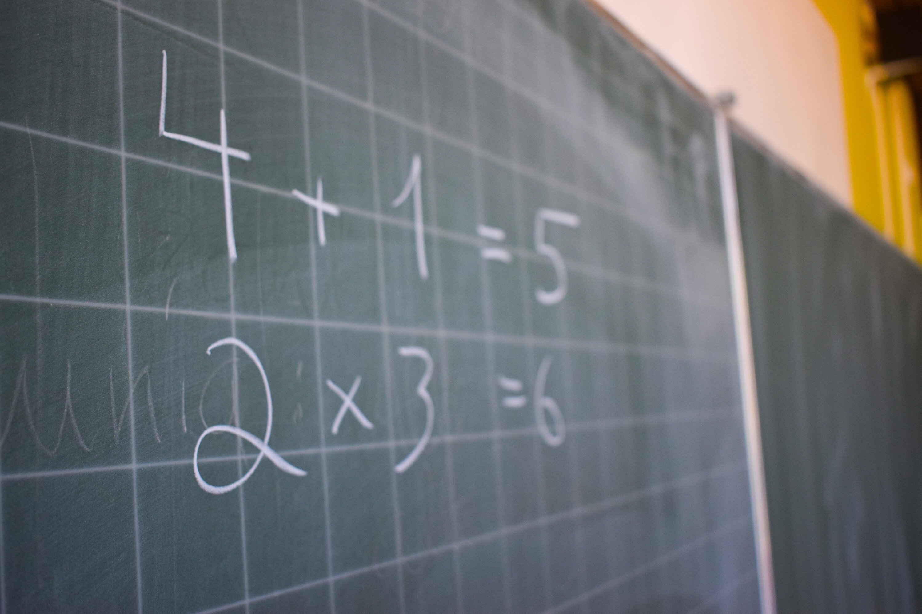 Schultafel mit leichten Matheaufgaben