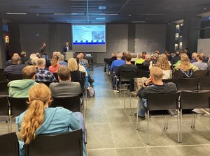 Bürger hören sich im Rathaus-Foyer eine Präsentation zum geplanten Mobilitätskonzept an.