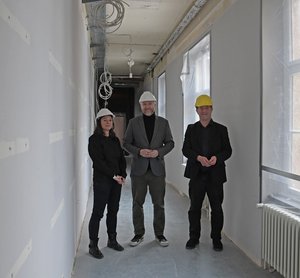 Jessica Struckmeier, Sebastian Wagemeyer und Eckhard Trox mit Helm auf der Baustelle zur neuen Dauerausstellung in den Mussen
