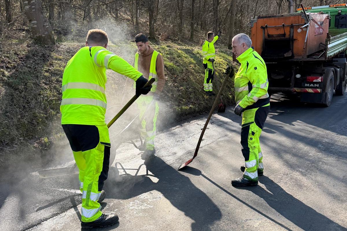 Mitarbeiter des STL beseitigen ein Schlagloch