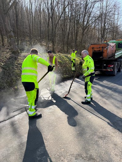 Mitarbeiter des STL beseitigen ein Schlagloch