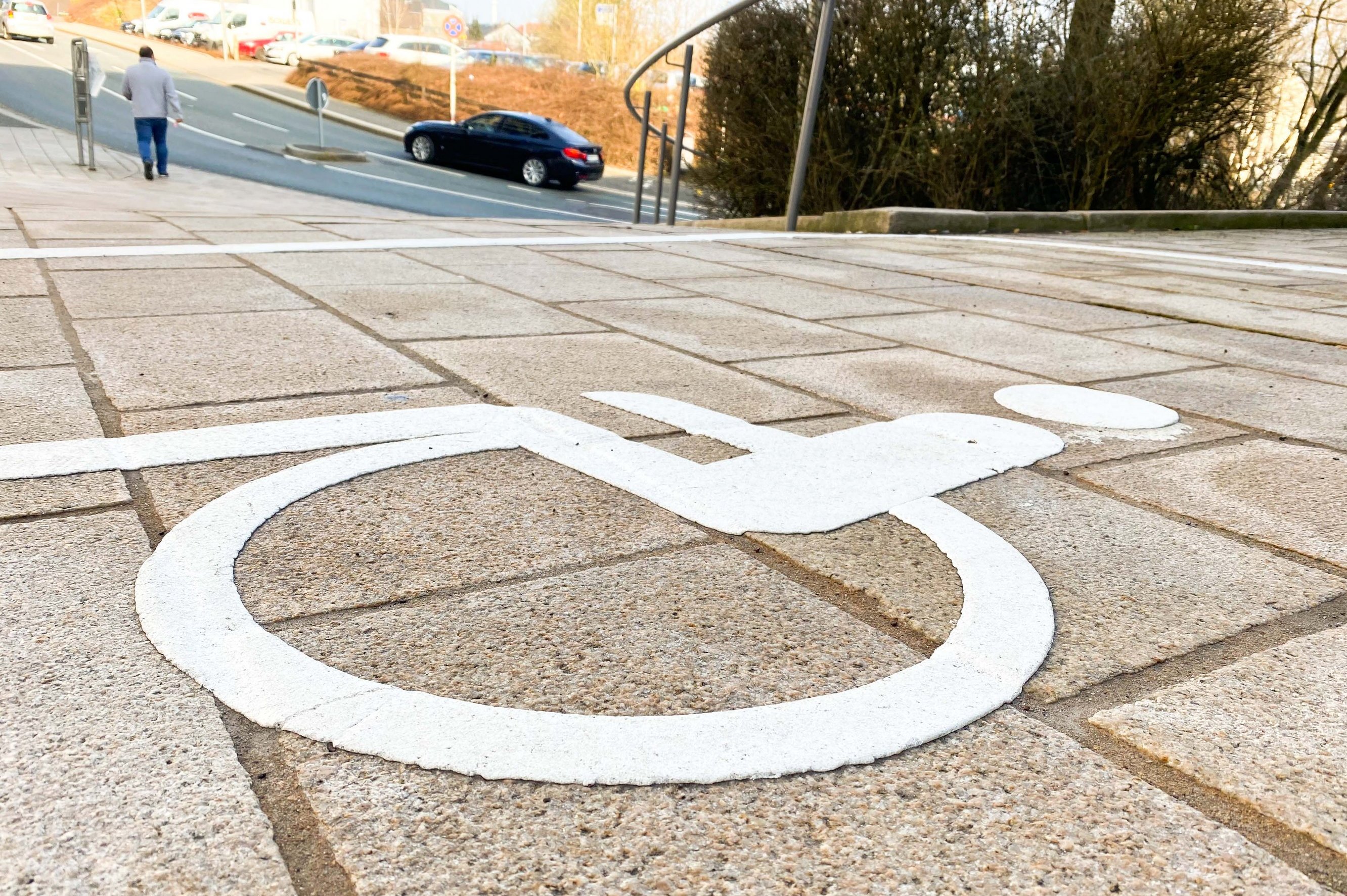 Symbol auf einem Behindertenparkplatz