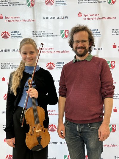 Sophie Salnikow mit ihrem Musiklehrer Johannes Gehring beim Wettbewerb Jugend musiziert
