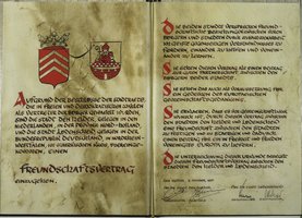 Das Bild zeigt die unterzeichnete Urkunde zur Städtepartnerschaft mit Den Helder