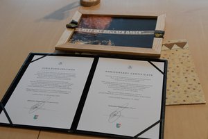 Die Jubiläumsurkunde zum 75-jährigen Bestehen der Partnerschaft zwischen Brighouse und Lüdenscheid.