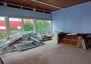 Ein Klassenraum voll mit abgebauten Leuchten und Türen.