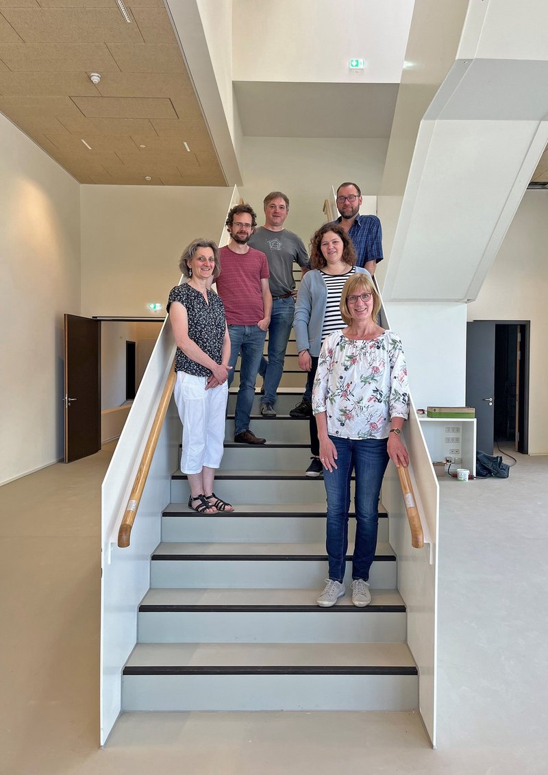 Das Koordinatorenteam der städtischen Musikschule auf der Treppe im Foyer des Neubaus.