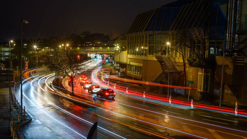 Blick auf die nächtliche Sauerfelder Straße mit Lichtern der Fahrzeuge