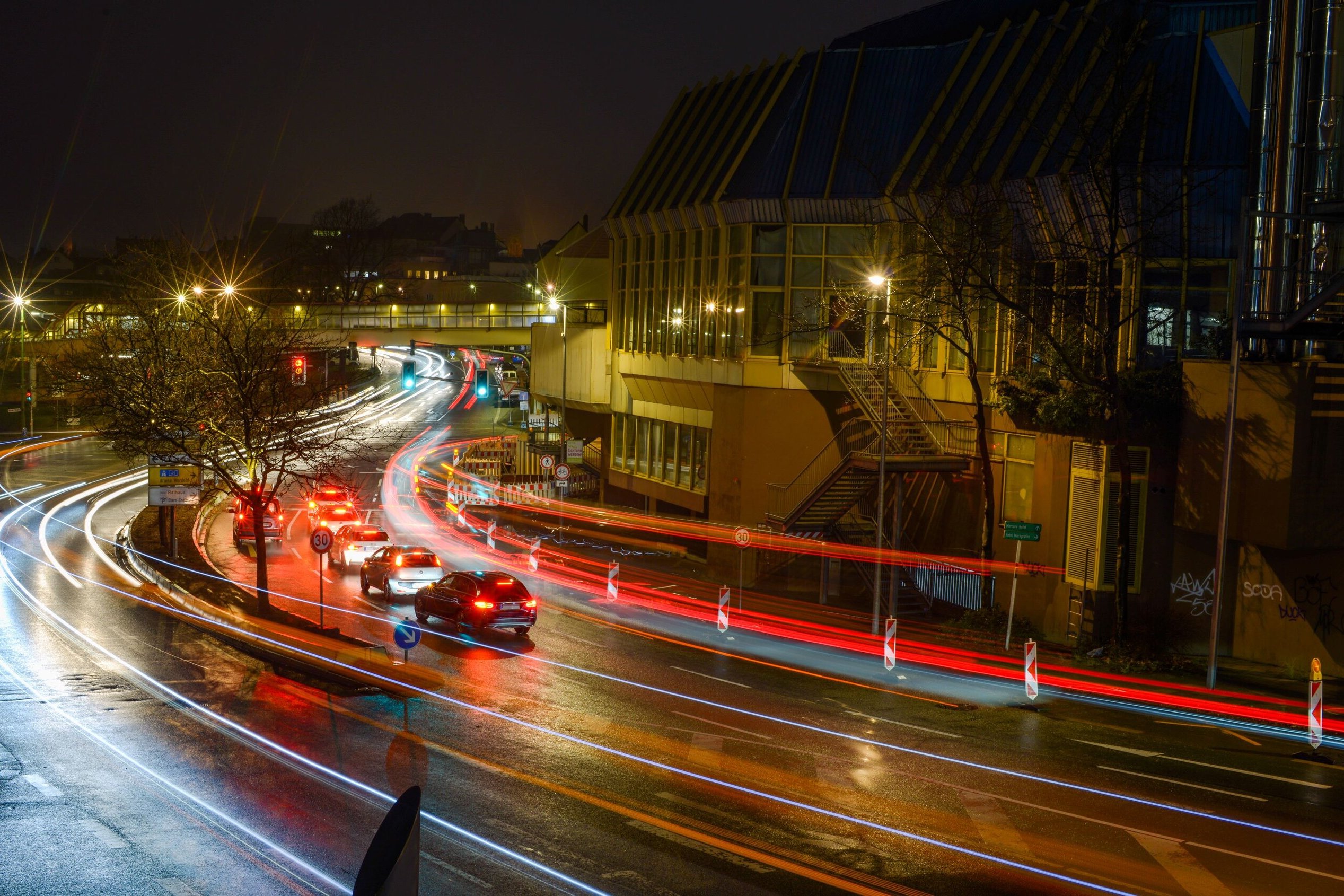 Blick auf die nächtliche Sauerfelder Straße mit Lichtern der Fahrzeuge
