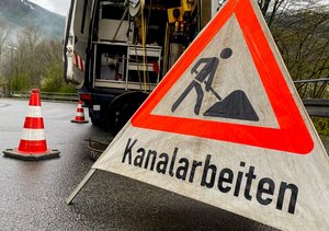 Warnschild mit der Aufschrift Kanalarbeiten