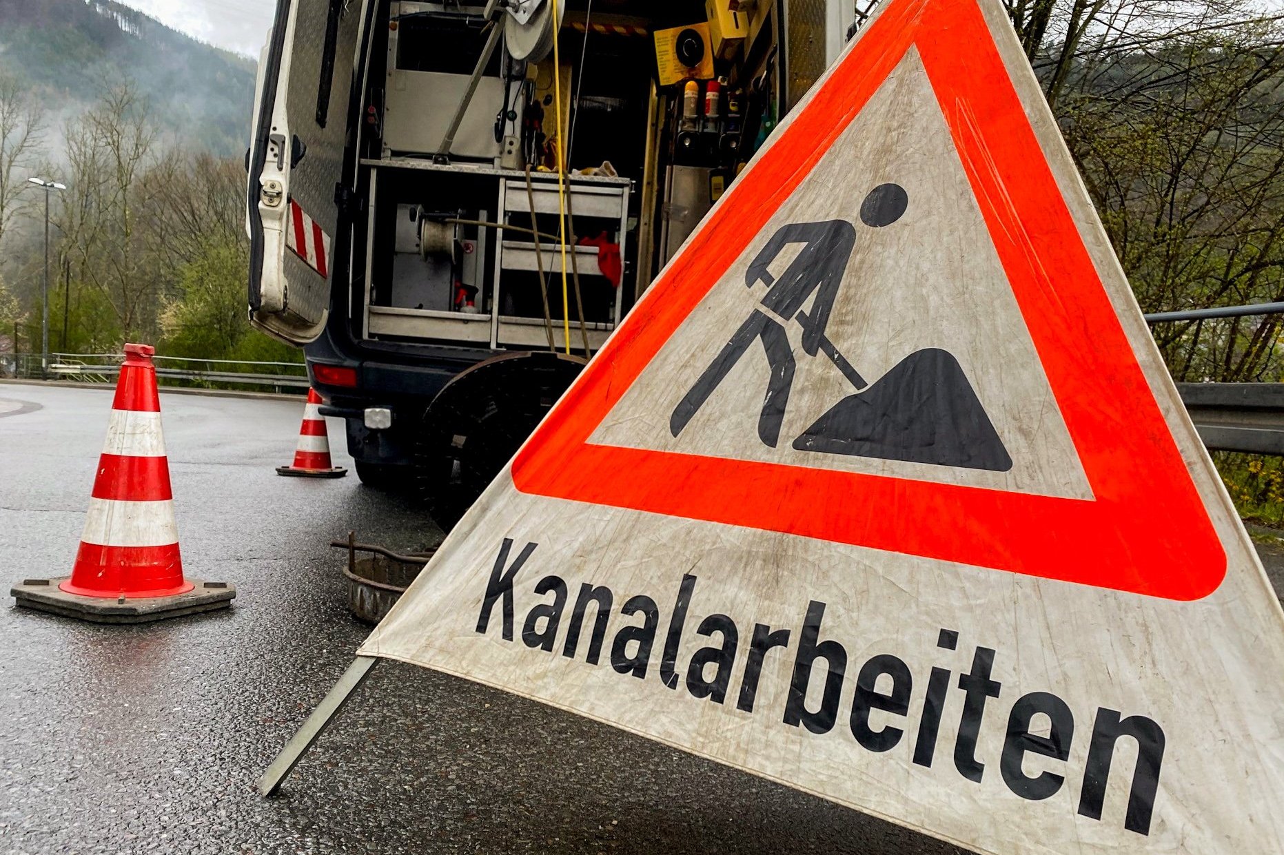 Warnschild mit der Aufschrift Kanalarbeiten