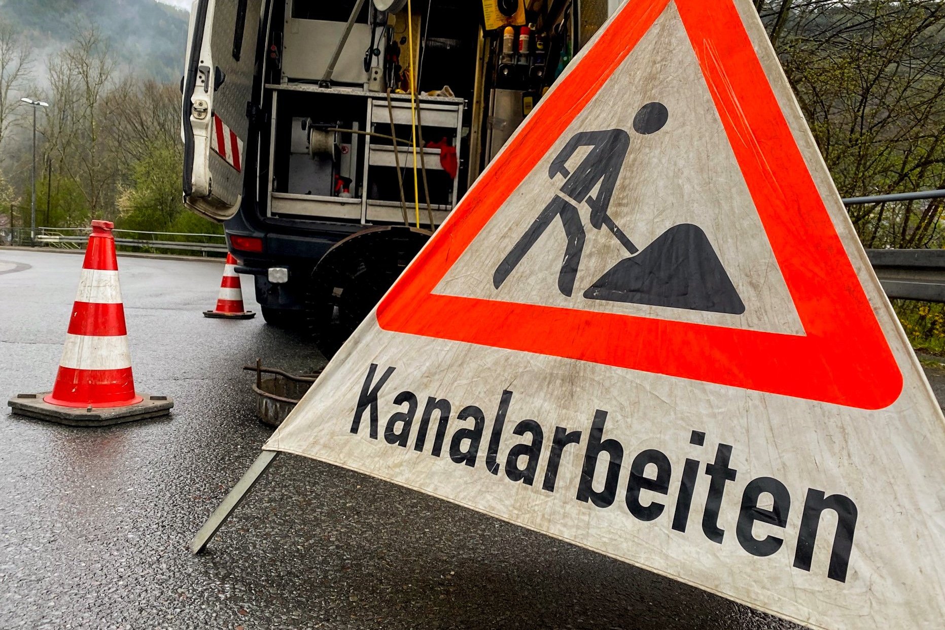 Warnschild mit der Aufschrift Kanalarbeiten