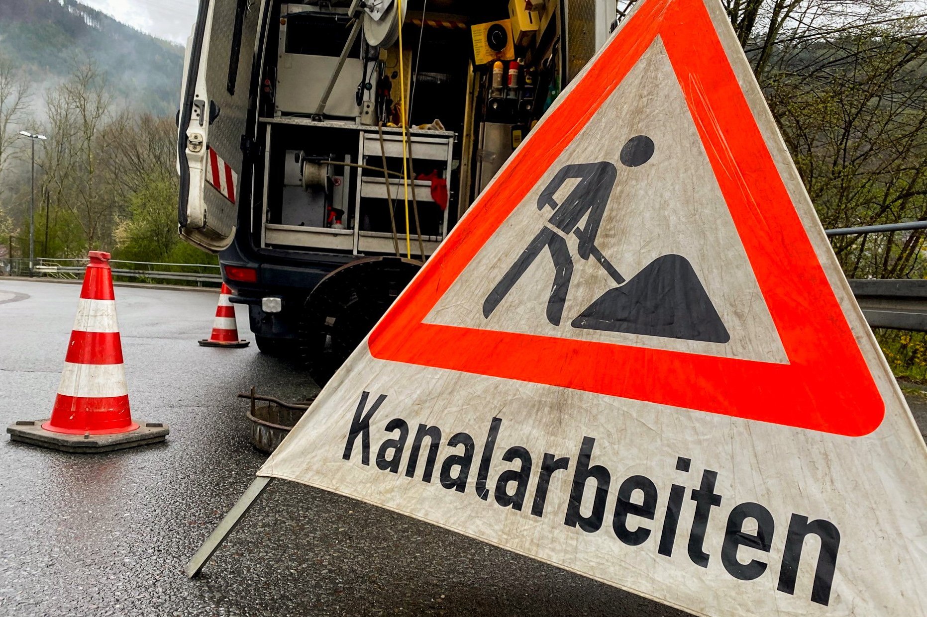Warnschild mit der Aufschrift Kanalarbeiten