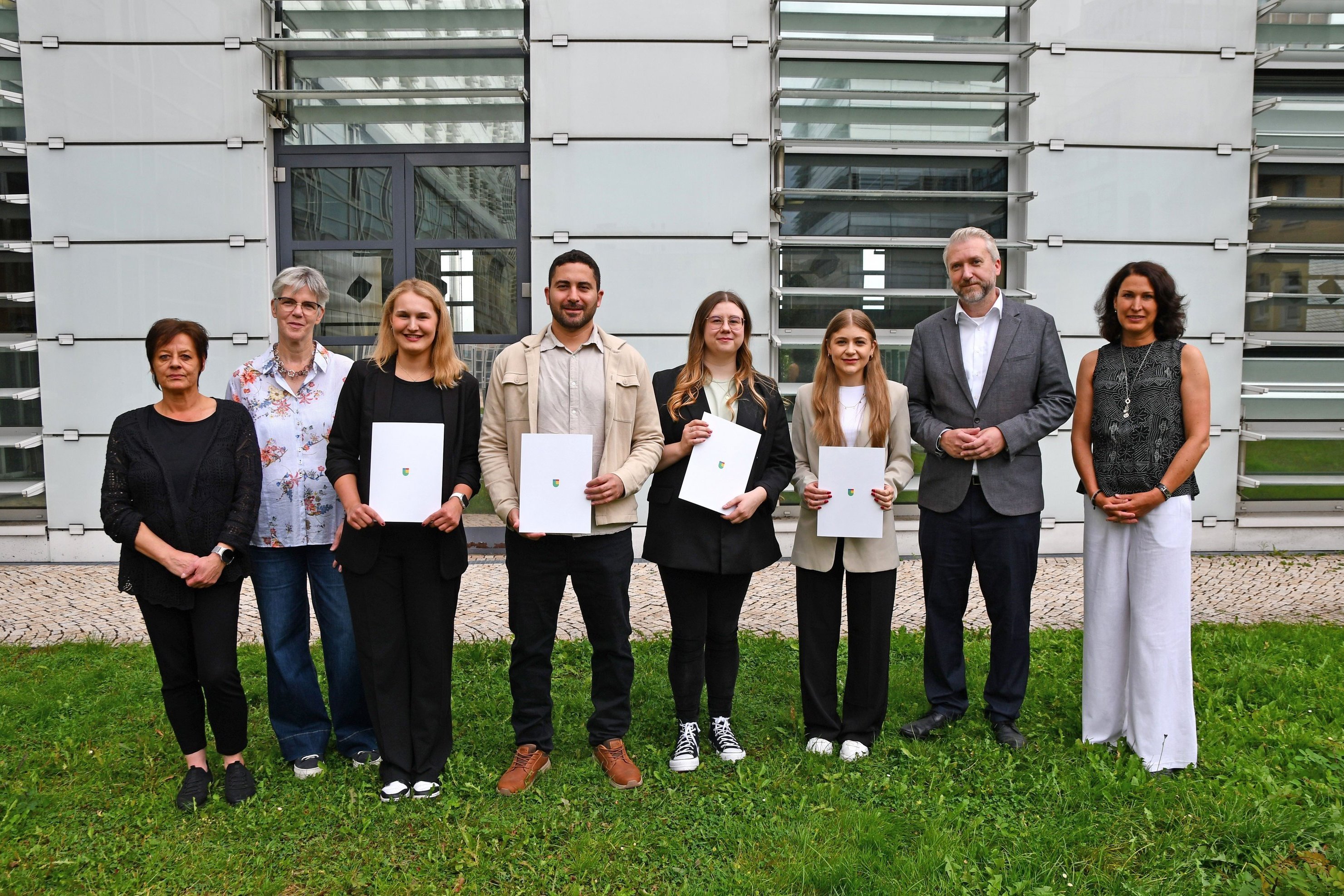 Gruppenfoto der Absolventen mit ihren Urkunden