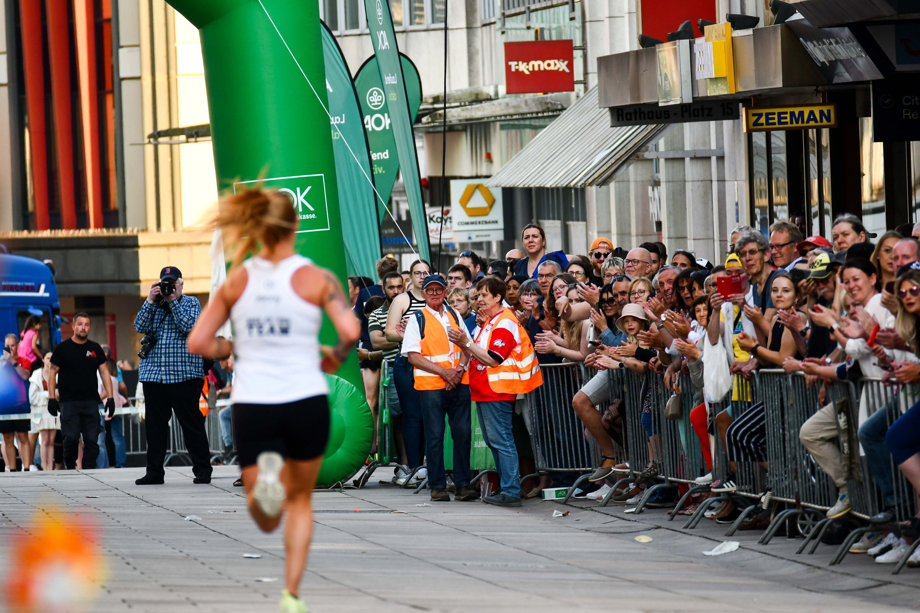 Zieleinlauf beim Firmenlauf auf dem Rathausplatz