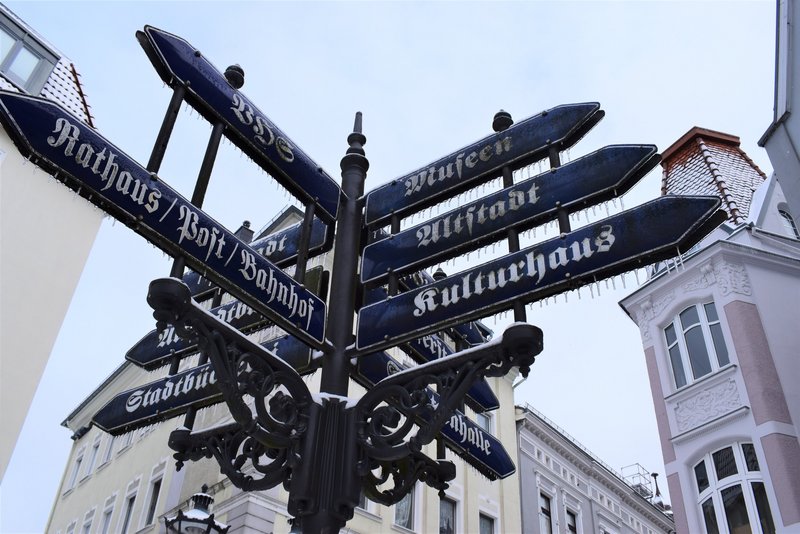 Historisch anmutender Wegweiser in der Altstadt 