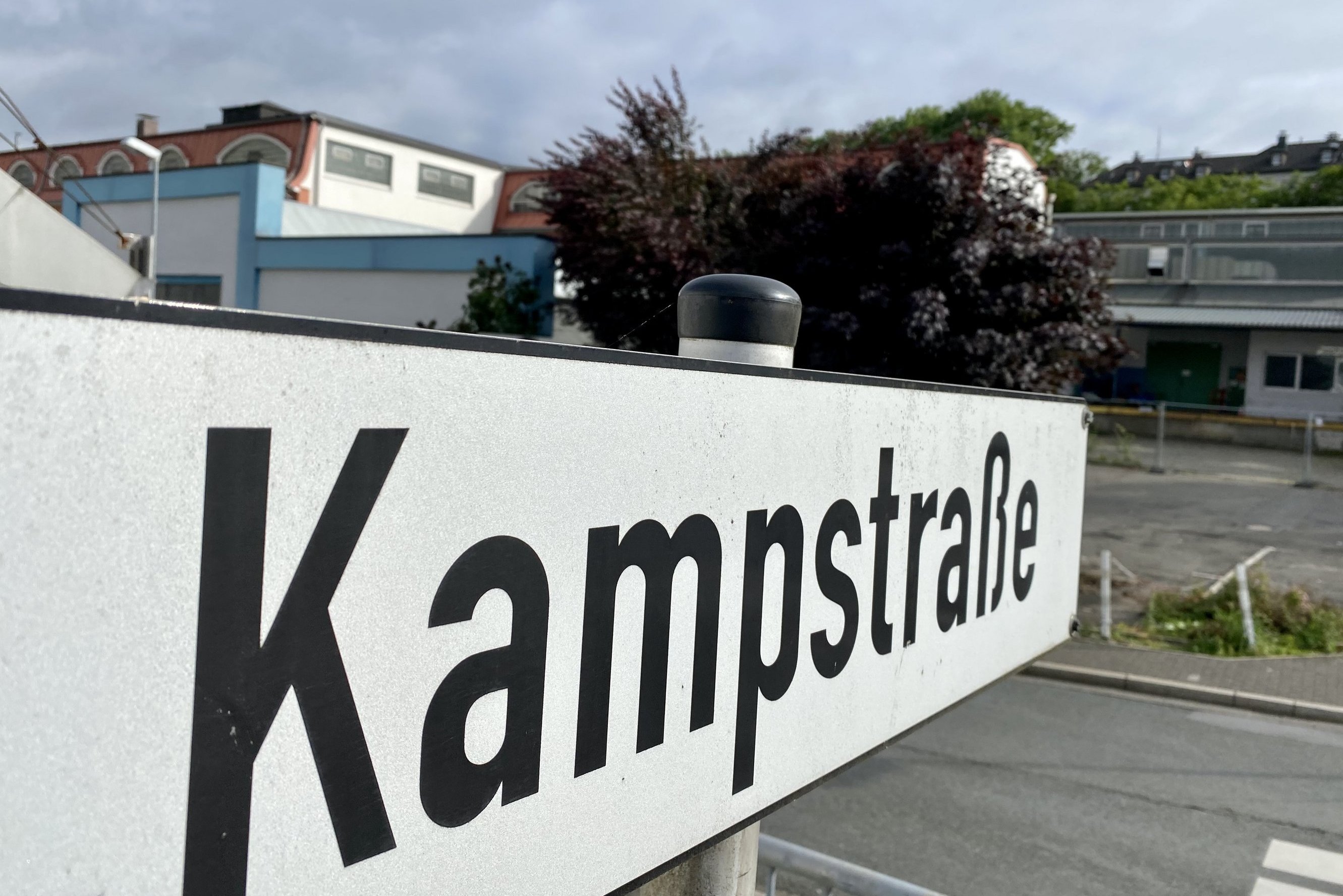 Das Schild, auf dem "Kampstraße" steht. 