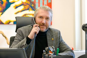 Bürgermeister Sebastian Wagemeyer am Telefon
