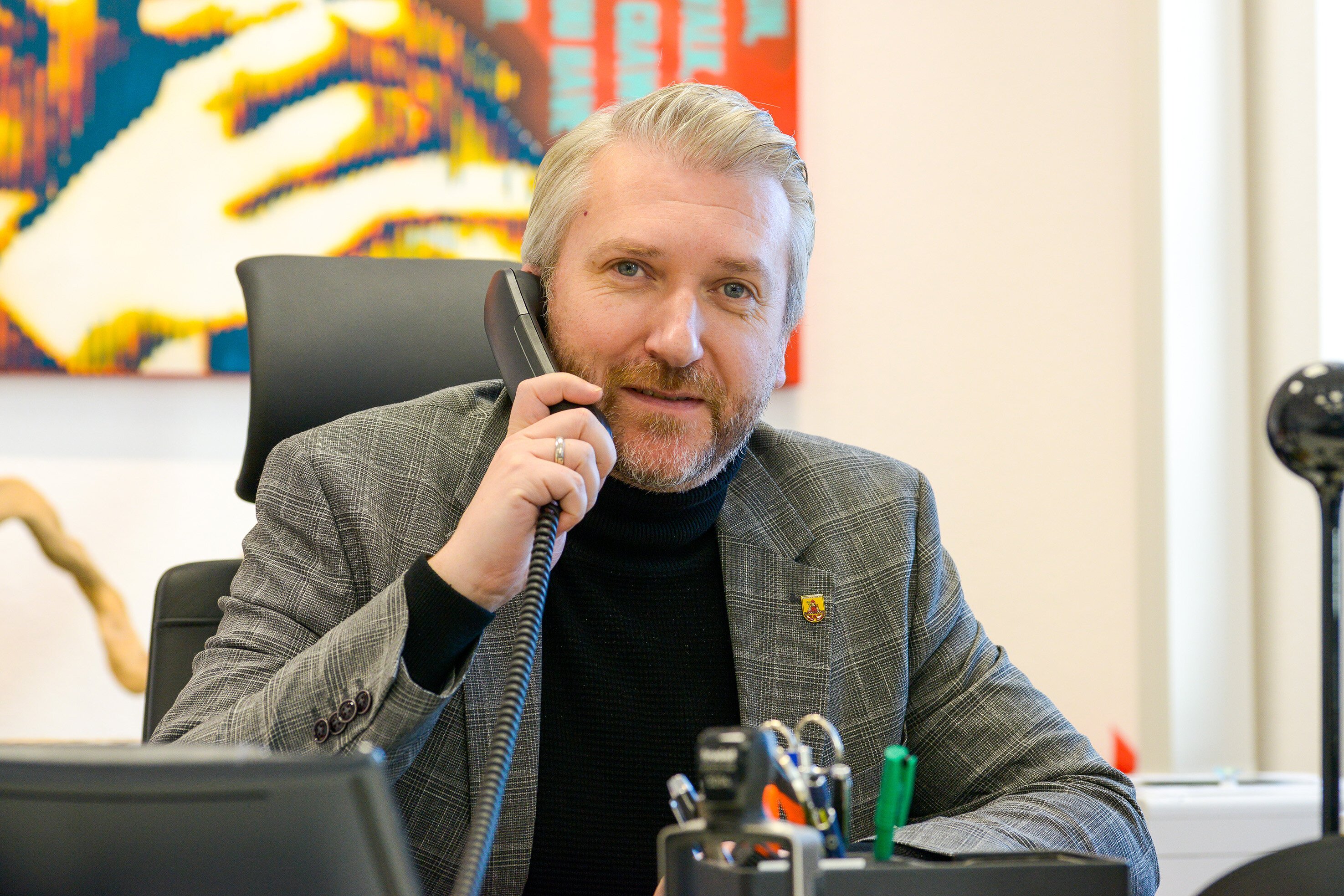 Bürgermeister Sebastian Wagemeyer am Telefon