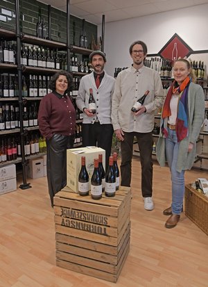 Felek Laxroix und Isabell Großheim mit Guiseppe Carlone und Florian Piller im neuen Grand Cru Weinhandel